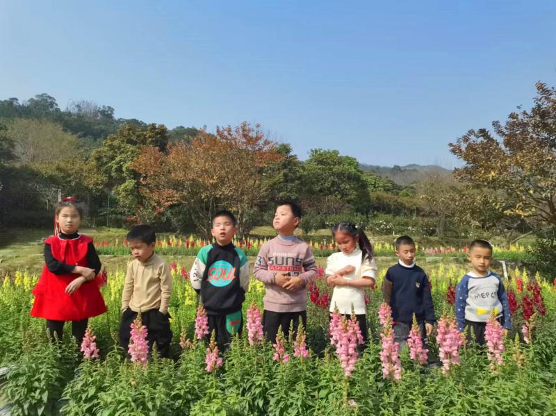 花海中的孩子們——鮮花港春游_副本.jpg